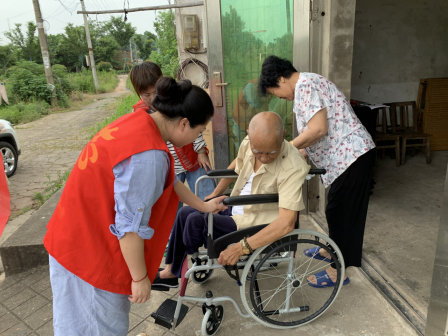 窑洲社区开展“关爱残疾人，上门赠送轮椅”活动