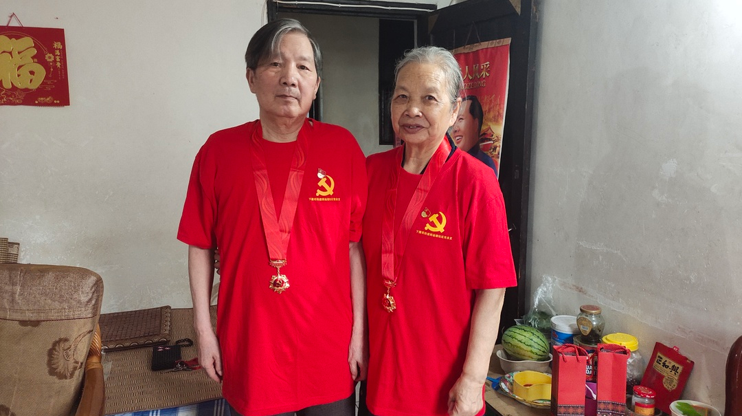 岳塘区近3400名老党员获颁“光荣在党50年”纪念章