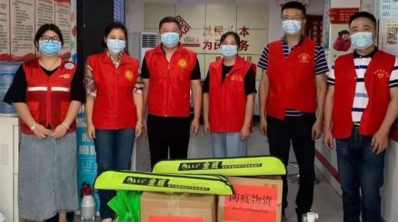 湘潭市生态环境局岳塘分局向鸦雀塘社区捐赠防疫物资