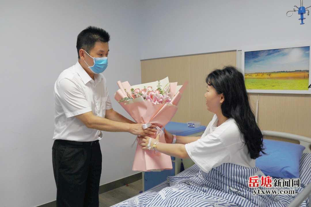 曾志君慰問市婦幼保健院抗疫護士徐謙