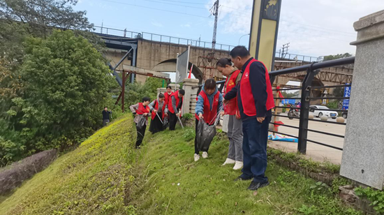 五里堆社區(qū)開展河道清理活動