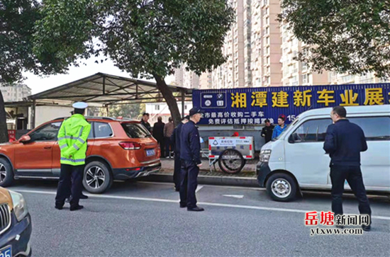 區(qū)城管執(zhí)法局聯(lián)合交警、街道整治和規(guī)范二手車市場(chǎng)經(jīng)營(yíng)秩序