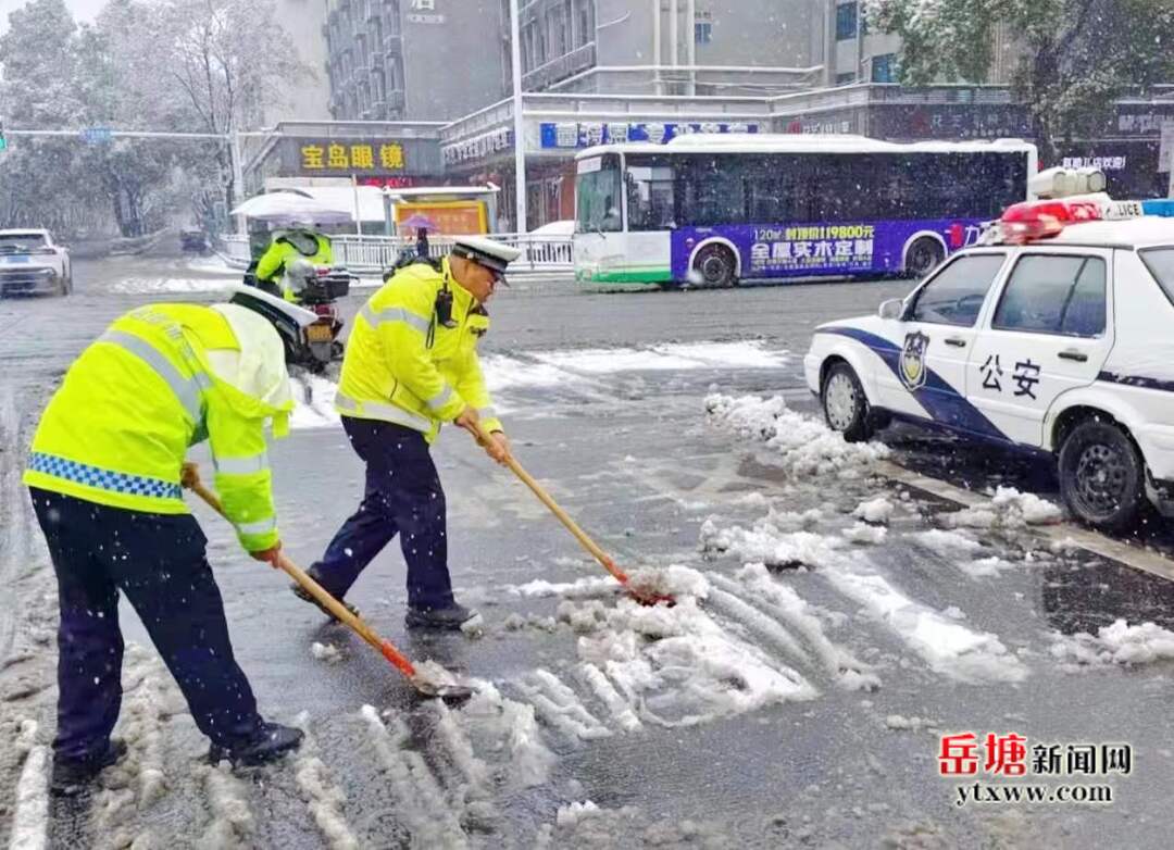 岳塘交警浴“雪”奮戰(zhàn)全力保障交通安全