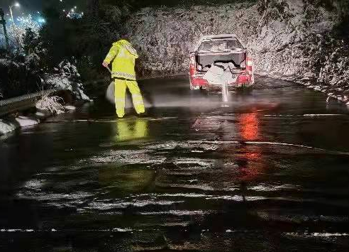 【迎戰(zhàn)冰雪 愛在寒冬 岳塘在行動】早謀劃早部署早動員 昭山鎮(zhèn)積極應(yīng)對低溫雨雪冰凍天氣