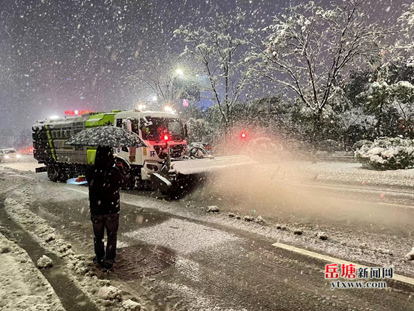 岳塘區(qū)城管執(zhí)法局全力應(yīng)對(duì)低溫雨雪冰凍天氣