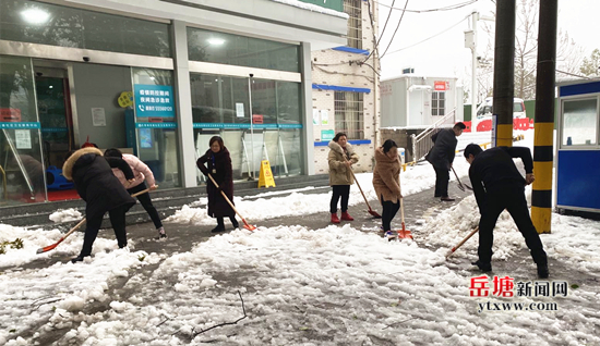 五里堆街道社區(qū)衛(wèi)生服務(wù)中心黨支部開展除雪活動