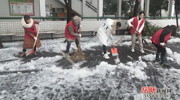 湘鋼一校：掃雪除冰保安全