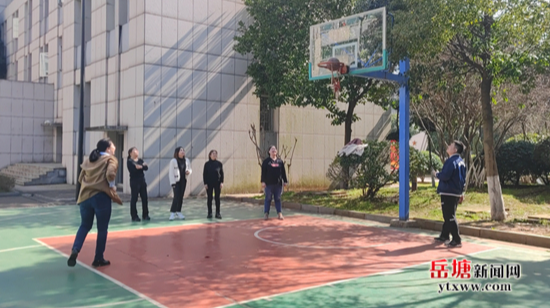 岳塘区统计局开展女职工趣味投篮比赛
