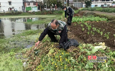 葩金社區(qū)工作人員聯(lián)合退役軍人志愿者清理池塘垃圾