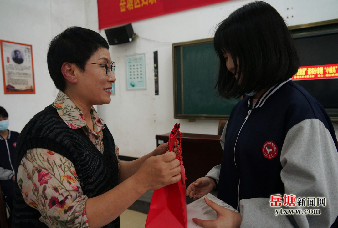 世界讀書日 岳塘區(qū)為留守兒童“送書香”