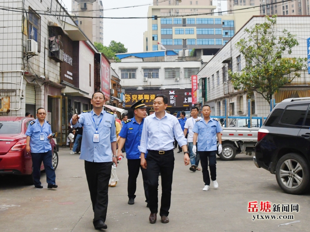 岳塘區(qū)多部門聯(lián)合整治紅旗商貿(mào)城市場環(huán)境