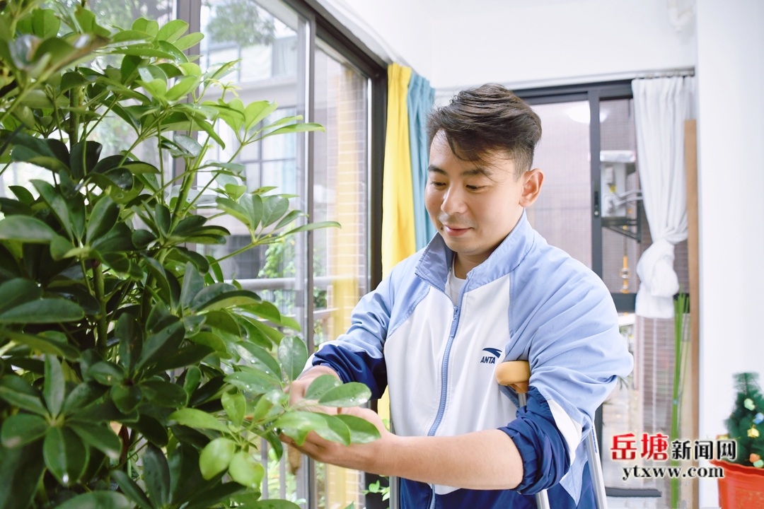 自強模范｜顏軻：用雙拐走出多彩人生