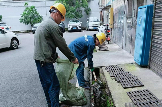 助力深文工作 三角坪社區(qū)開展溝渠清理專項整治行動