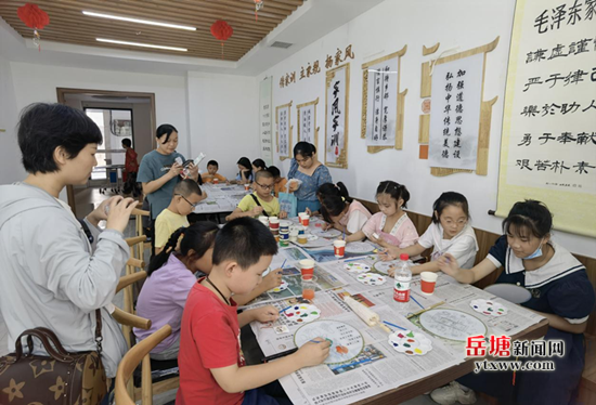 弘揚(yáng)廉潔文化 曙光社區(qū)開展“制‘扇’至美 清風(fēng)徐來(lái)”團(tuán)扇diy活動(dòng)
