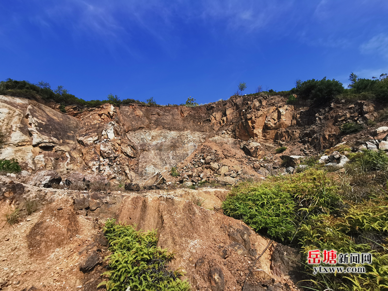 岳塘區(qū)一處歷史遺留礦山修復(fù)工作啟動