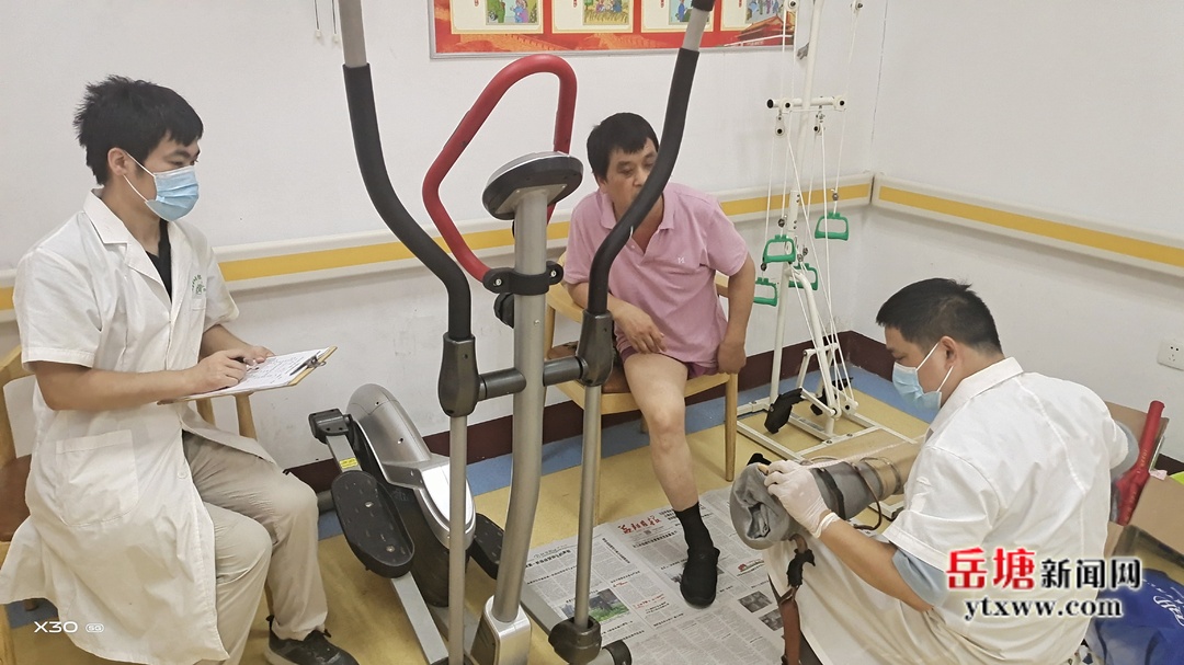 岳塘区：免费适配假肢矫形器 让肢体残疾人“站起来”