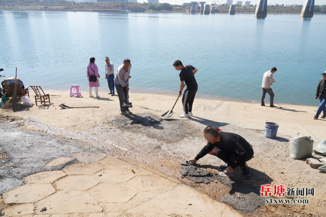 岳塘區(qū)35名護河使者義務修復破損河堤坡面