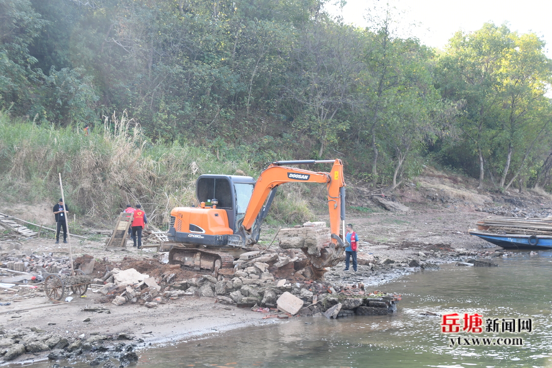 重拳出擊！岳塘區(qū)拆除湘江沿線60余個違建釣魚臺