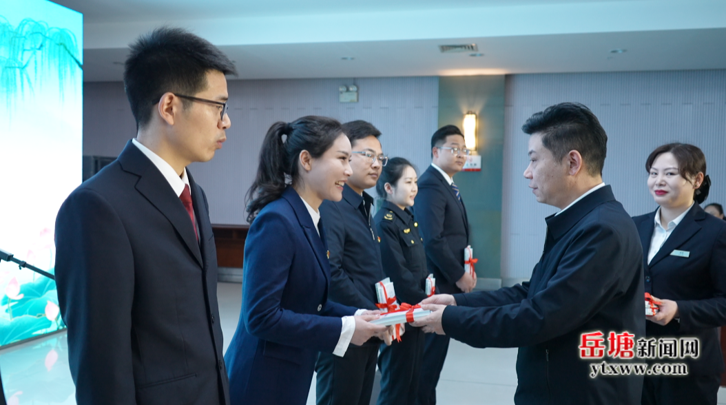 岳塘區(qū)舉行2023年廉政警示日活動(dòng)