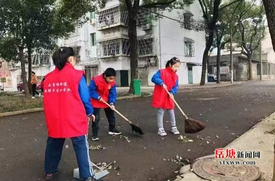 育才學(xué)校教育集團(tuán)學(xué)生走進(jìn)社區(qū)開展學(xué)雷鋒活動(dòng)