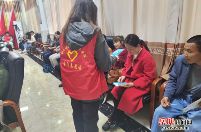 霞城司法所组织开展三月“学雷锋”暨“三八”妇女节法治宣传活动