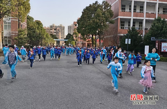 岳塘區(qū)火炬學(xué)校教育集團開展消防疏散演練