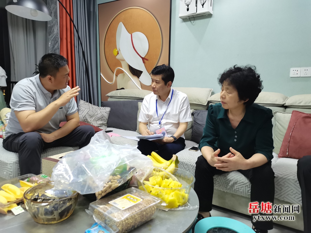 曾志君入戶走訪社區(qū)居民