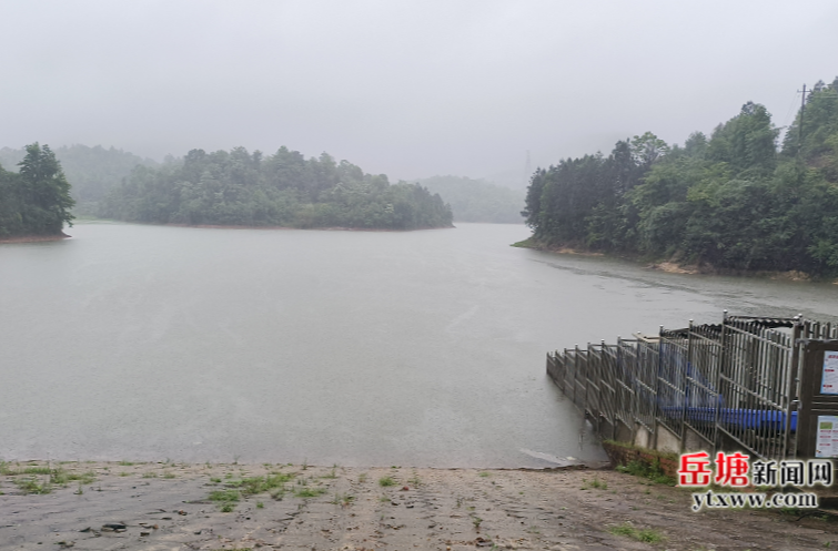 暴雨來襲 荷塘街道加強(qiáng)水庫(kù)巡查 繃緊防汛“安全弦”