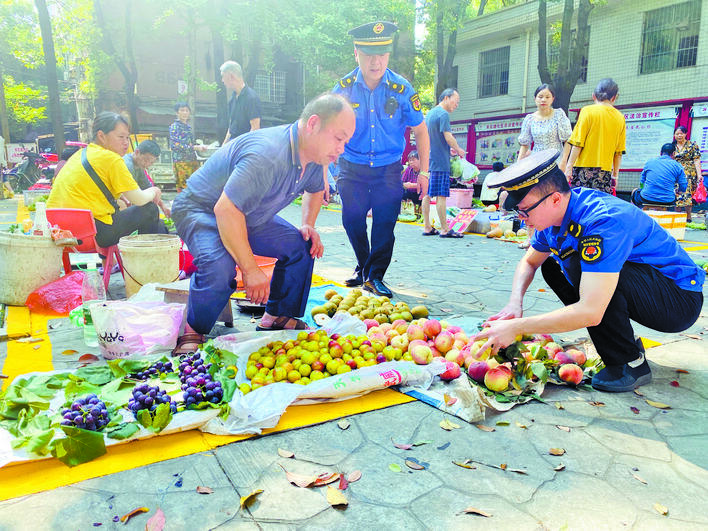 【湘潭日報】定時定點集中售賣 攤販不必再“流浪”  岳塘區(qū)首創(chuàng)7個流動攤販疏導點