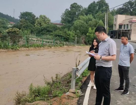 【中國新聞網(wǎng)】湘潭市岳塘區(qū)扎實推進農(nóng)村公路安防隱患整治