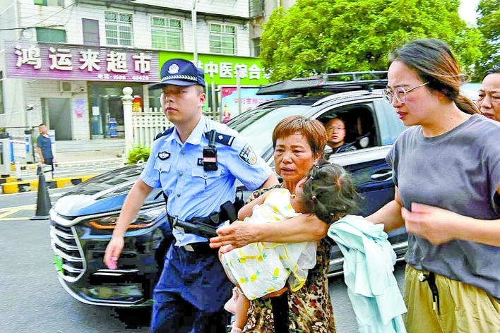 【湘潭日?qǐng)?bào)】小游客異物卡喉 民警緊急護(hù)航