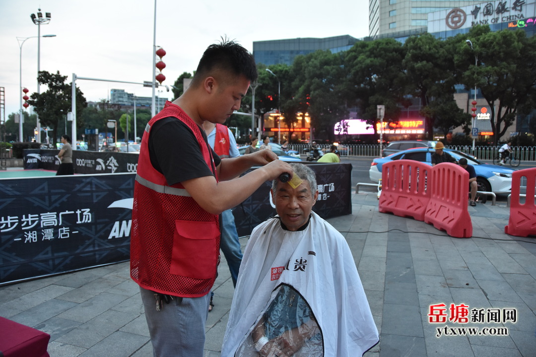 “心相蓮 搭把手—岳塘樂幫”新時代文明實踐志愿服務(wù)集市暖人心