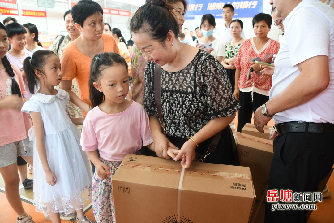 岳塘區(qū)開展“夏季送清涼”關(guān)愛未成年人活動