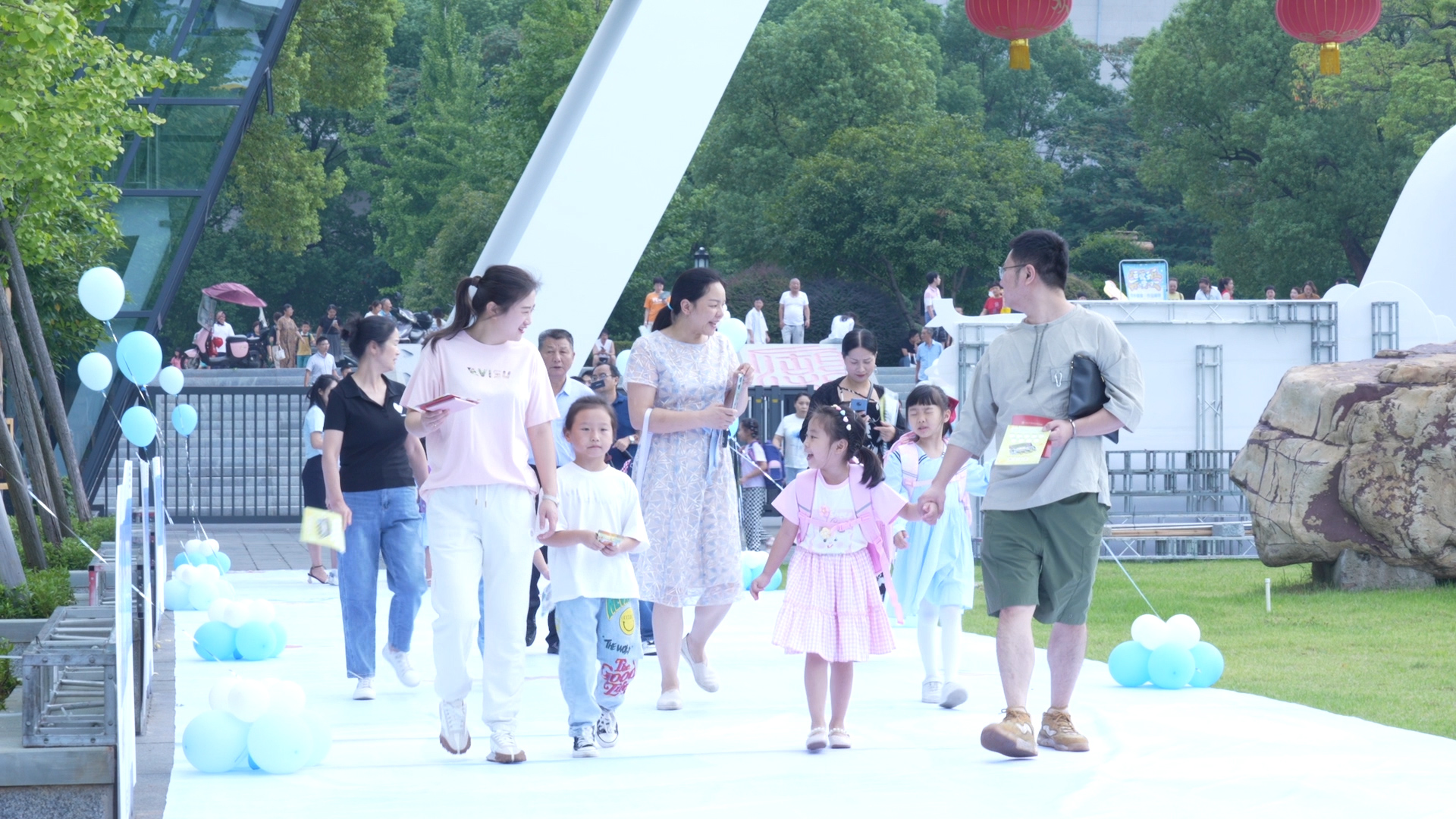 岳塘區(qū)中小學校今日開學