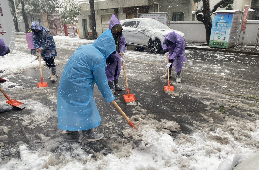 寶塔街道開展鏟雪除冰及敲門行動 為居民安全護航