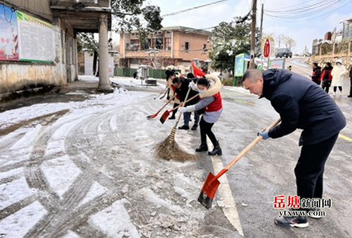 橫街社區(qū)聯(lián)合聯(lián)點單位掃雪除冰保暢通