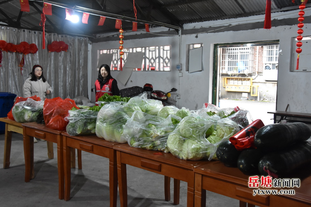 纯冲塘社区：为重点群体送“爱心菜” 积极应对低温雨雪冰冻天气
