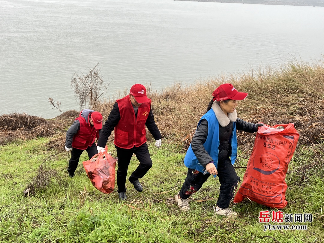 馬家河社區(qū)“志愿紅、環(huán)保藍”助力美麗湘江凈灘行動