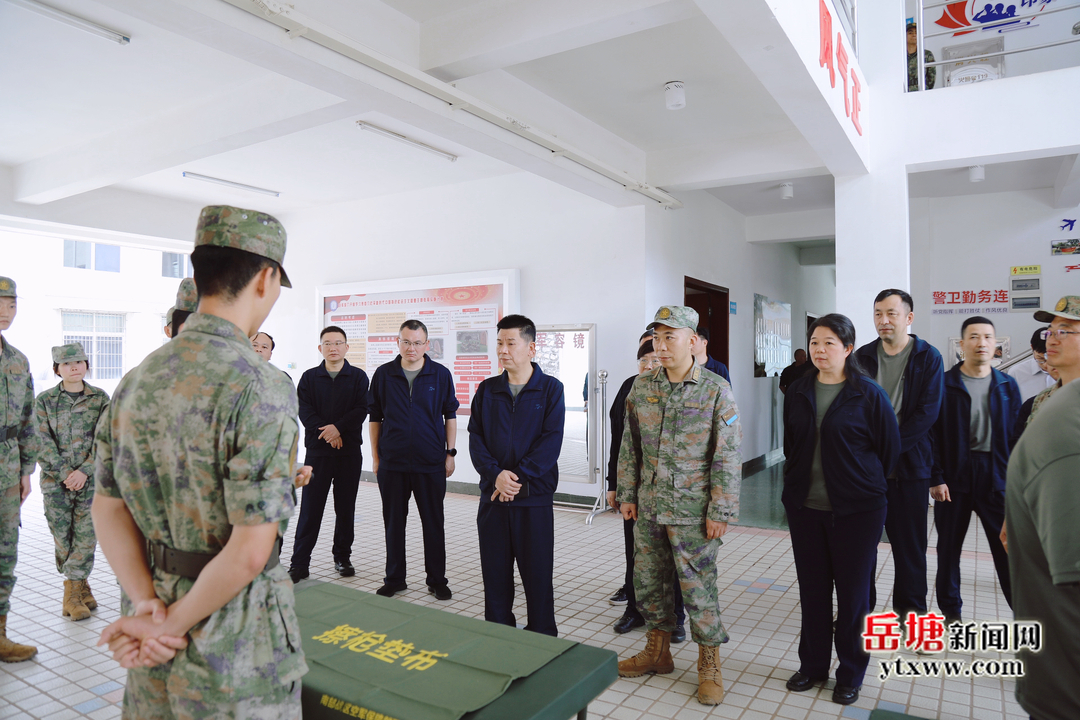 岳塘區(qū)黨政領(lǐng)導干部參加“軍事日”活動