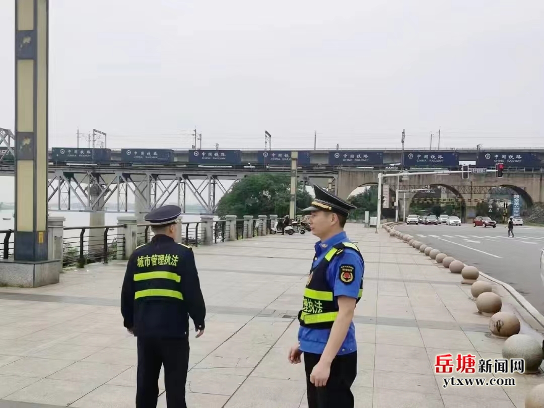 岳塘城管“藍”全力護航湘潭龍舟邀請賽