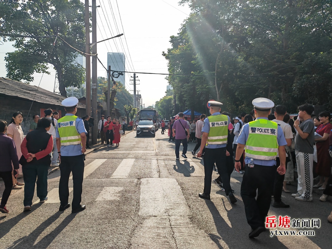 岳塘交警多措并舉護航高考