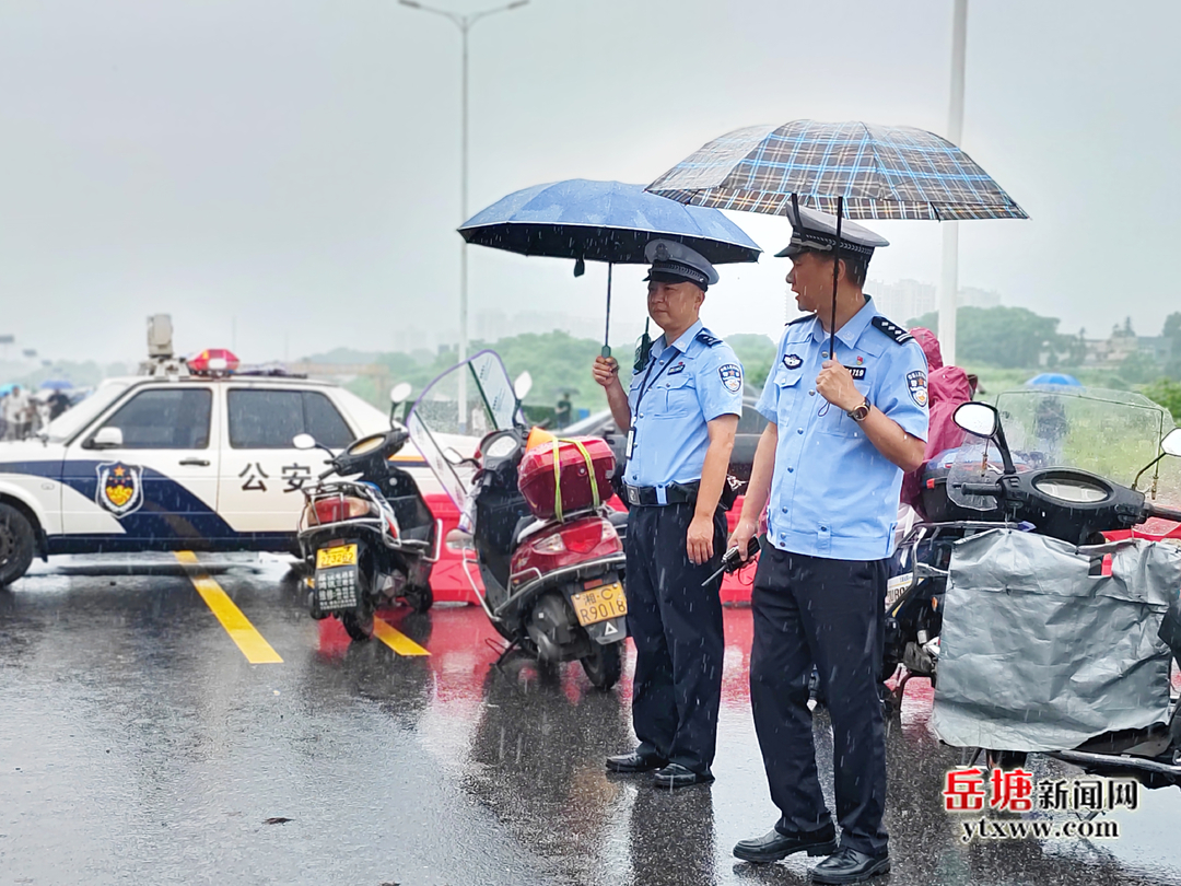 龍舟競渡迎端午 岳塘交警全力為賽事護(hù)航