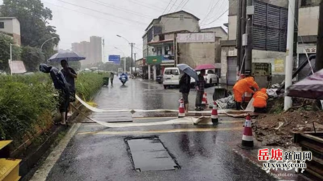 道路積水，湘潭市城管部門全力應對