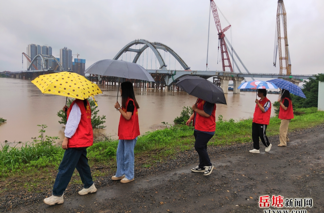 岳塘戰(zhàn)“汛”丨黨員干部沖在前 黨旗在防汛一線高高飄揚