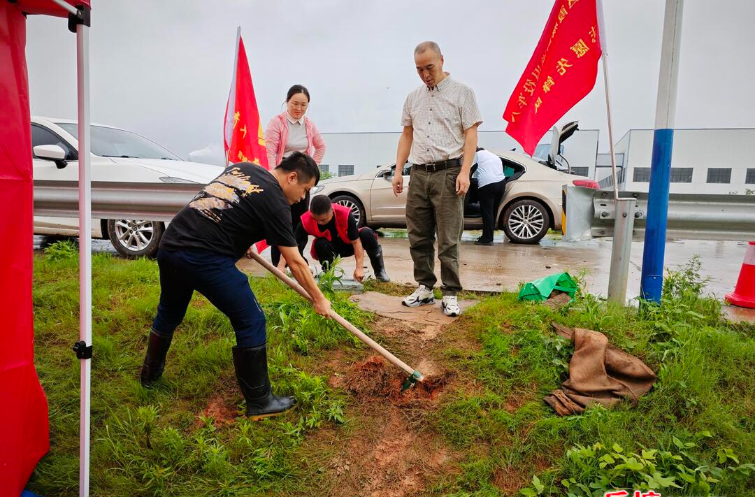 岳塘戰(zhàn)“汛”丨防汛有我 “岳塘樂(lè)幫”志愿紅在行動(dòng)