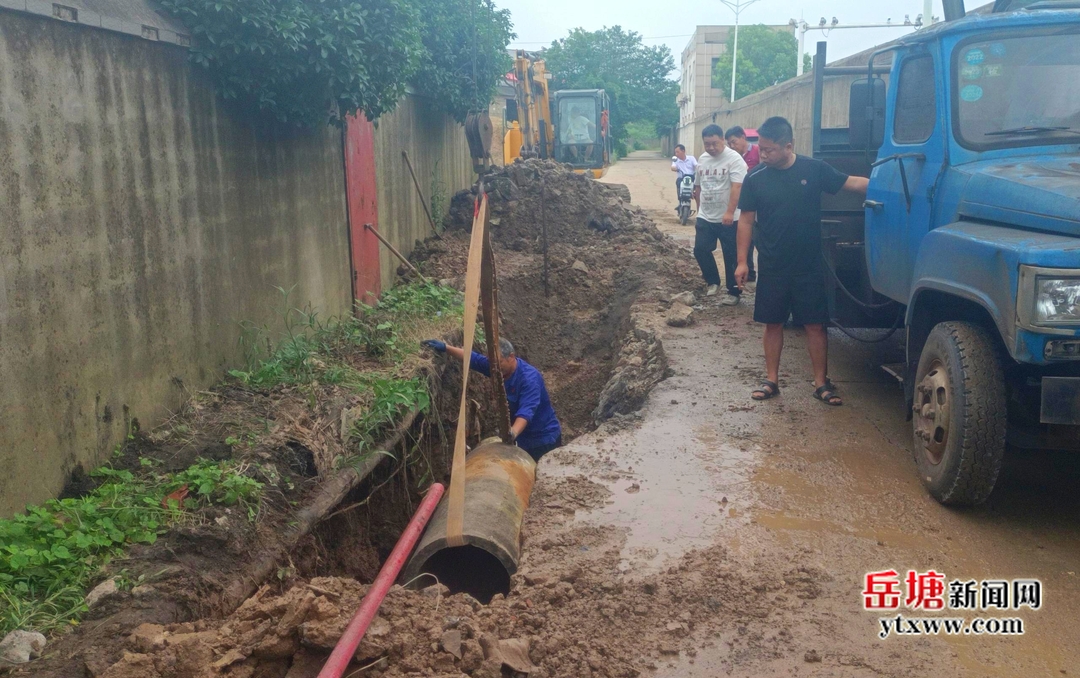 岳塘戰(zhàn)“汛”丨霞城街道安全處置南環(huán)路溝渠涵管垮塌險(xiǎn)情