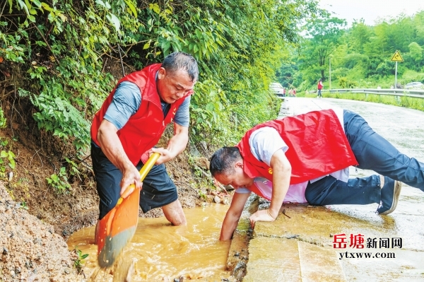 眾志成城保安瀾——湖南廣大黨員干部防汛一線沖鋒在前