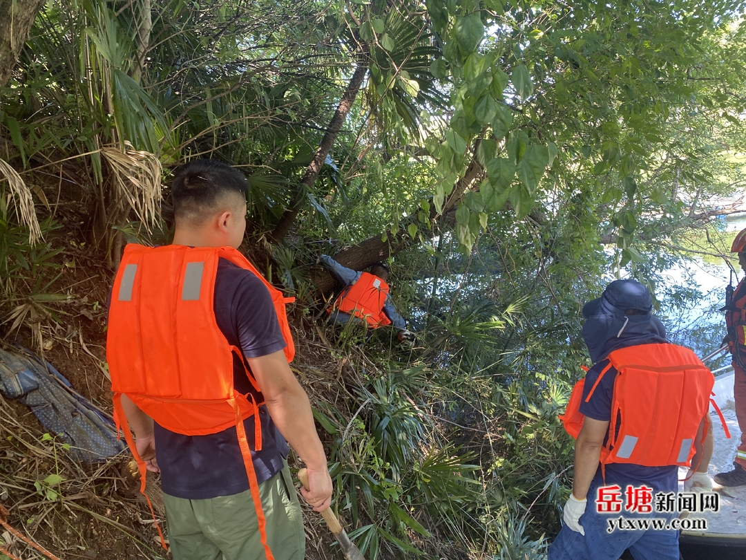 以“迅”戰(zhàn)“汛” 岳塘區(qū)文明實踐志愿者全力抗汛救災