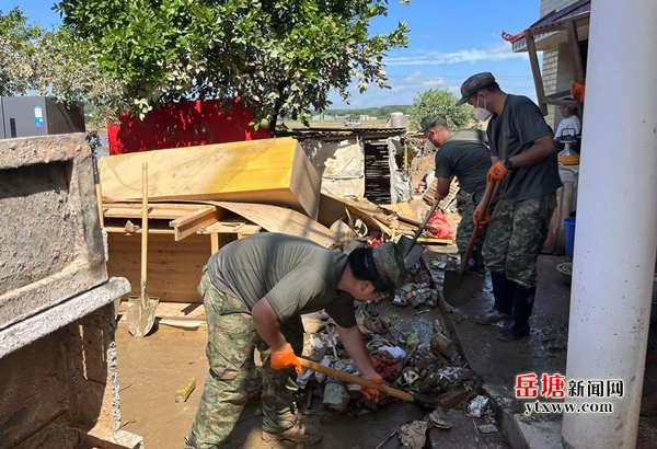 東坪街道退役軍人助力災(zāi)后恢復(fù)重建工作