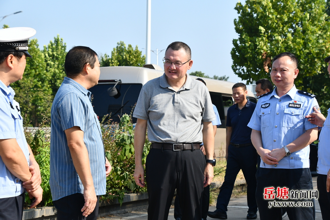 顏謙帶隊(duì)開展農(nóng)村道路交通安全檢查和道路交通安全“一法一辦法”執(zhí)法檢查第二次“回頭看”